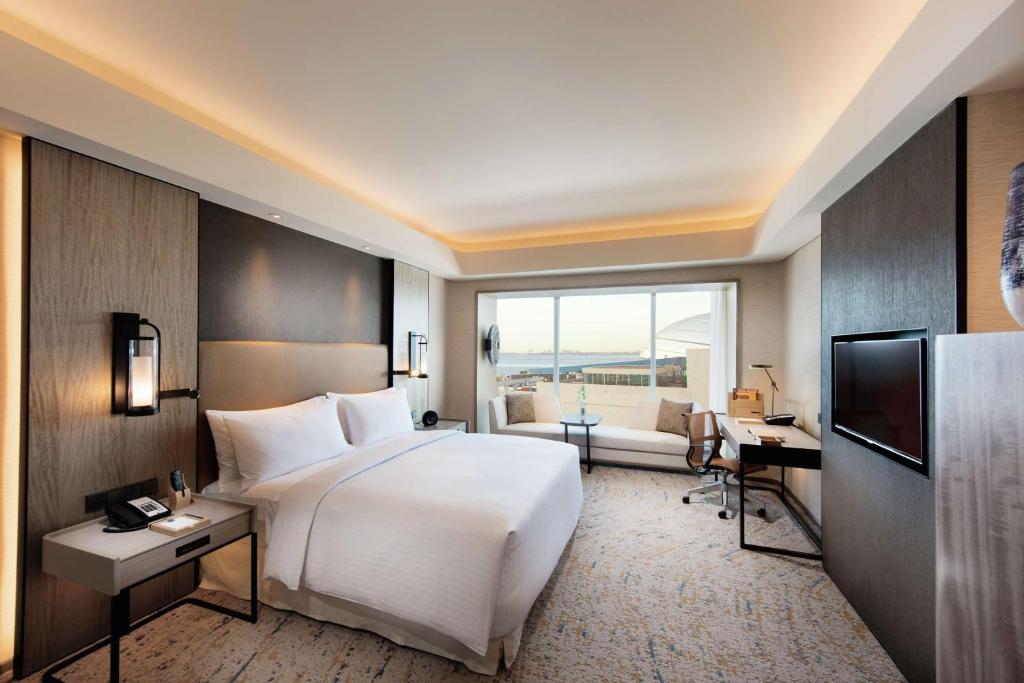 Deluxe King Room with pool view