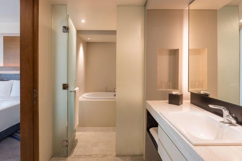 Suite with Lounge Access